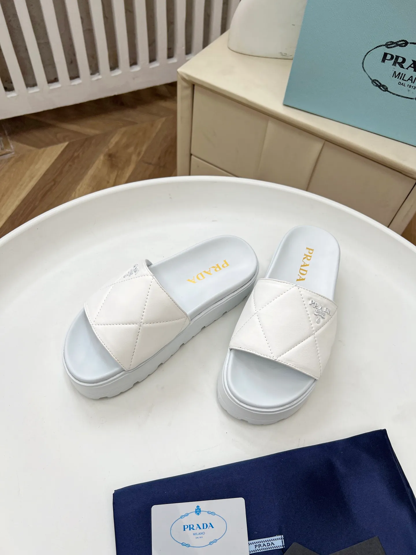 👟👟Ex-factory price 440👟👟 Prada/Prada 25ss summer new couple's beach thick-soled Birkenstock sandals. This shoe style is really a classic design that will not go out of style and is in line with everyone's current pursuit of comfortable and healthy wearing concepts. It is regarded by many domestic and foreign celebrities and fashionistas as an important choice for daily slippers. ✔Upper: imported super soft sheepskin ✔Inner lining: imported sheepskin ✔Hardware: Original molded split hardware ✔Outsole: Ultra-light, wear-resistant and non-slip foam sole ✔Number of yards: 35~40 (custom-made 40 pieces are non-refundable)